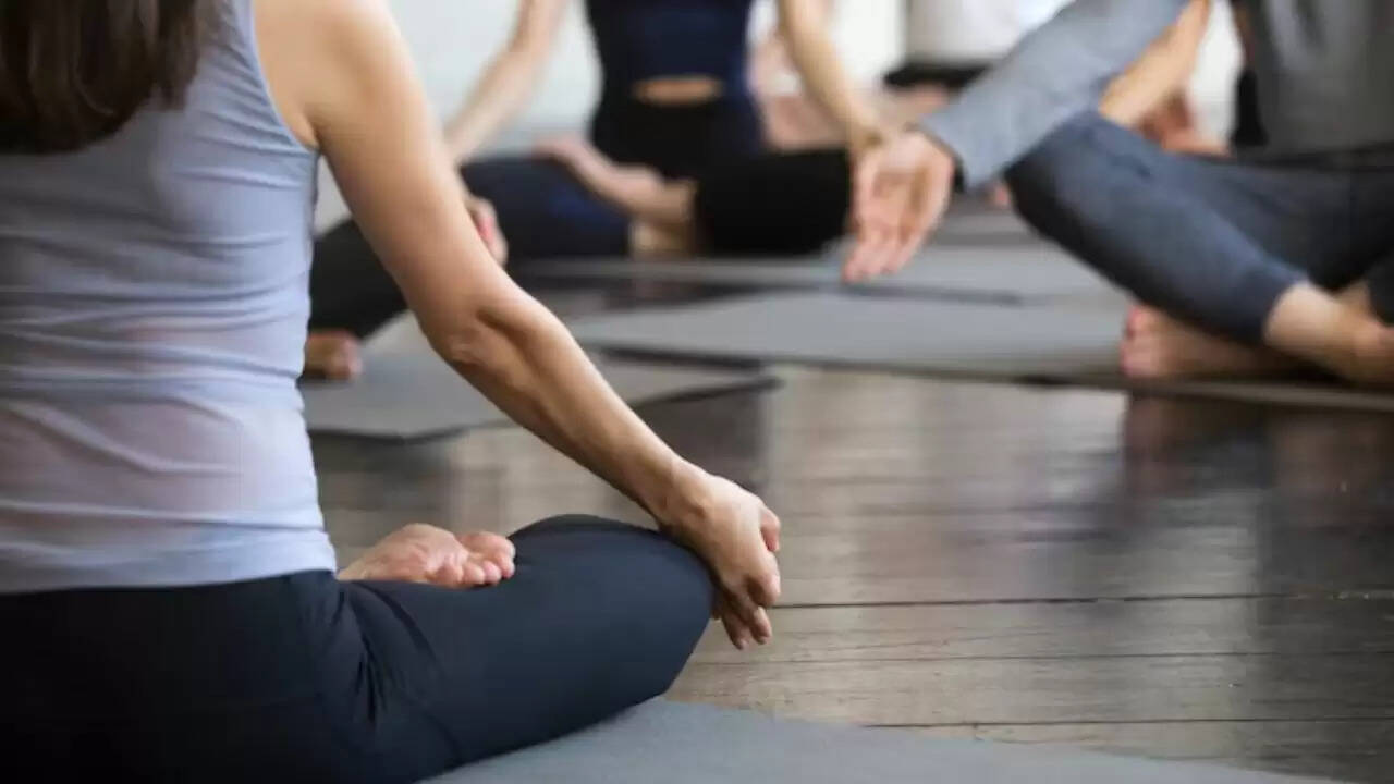 International Yoga Day 2025: योगासन से थकान कम करें और फिट रहें