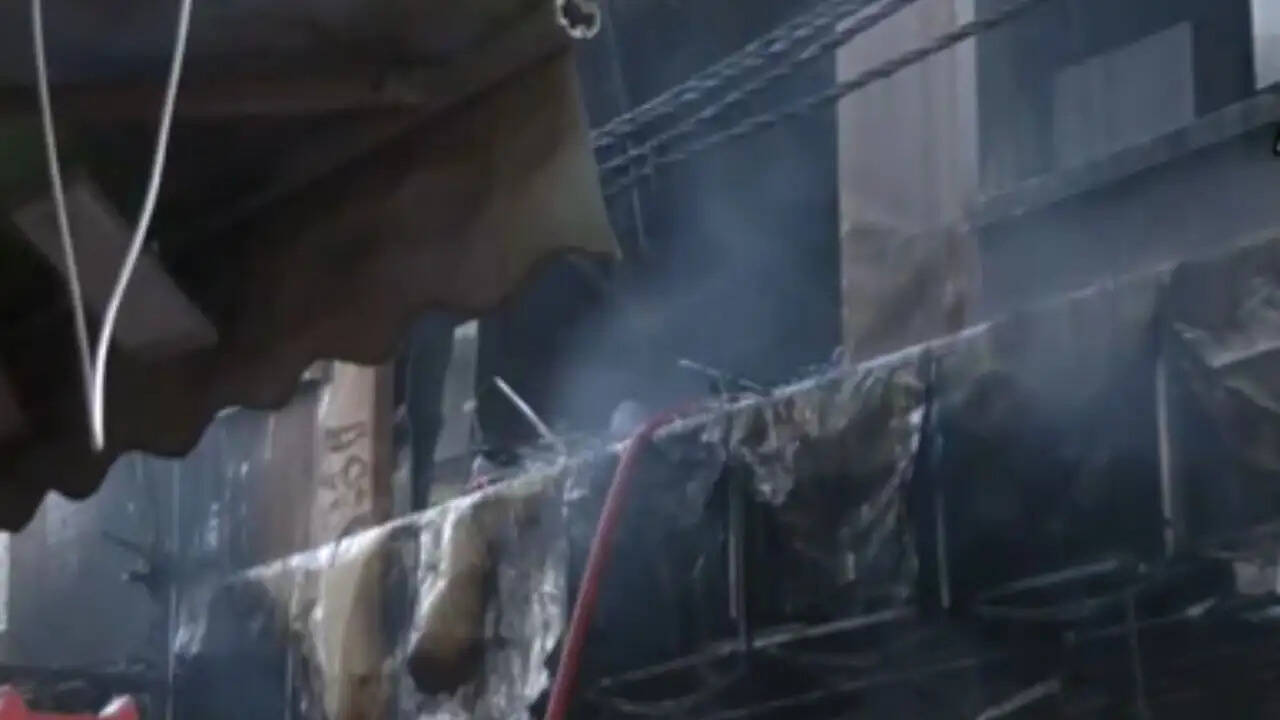 दिल्ली के पालम में रिहायशी इमारत में भीषण आग, 6 की मौत