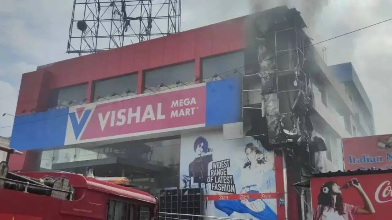 दिल्ली के विशाल मेगा मार्ट में भीषण आग, एक व्यक्ति की मौत