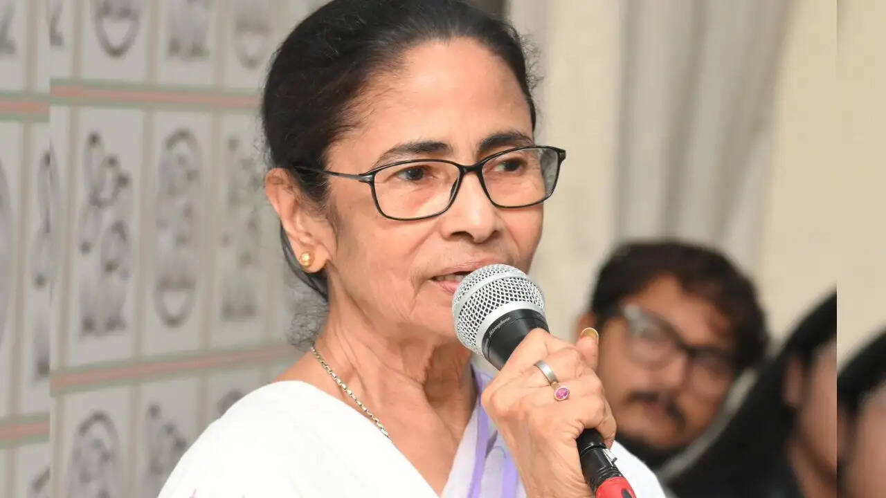 कोलकाता में अभिषेक बनर्जी की चोट: ममता बनर्जी ने अस्पताल में की नाराजगी व्यक्त