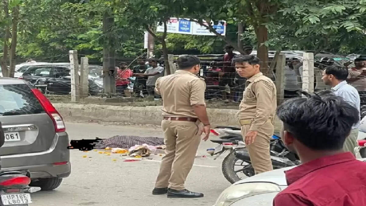 ग्रेटर नोएडा वेस्ट में स्कूटी सवार दंपति का दर्दनाक हादसा