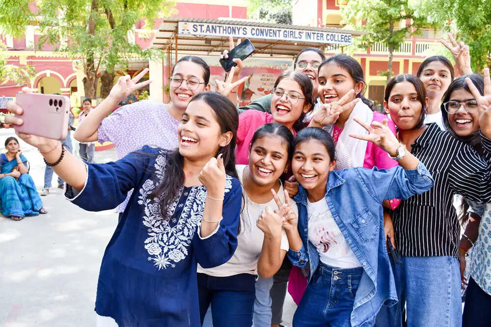 यूपी बोर्ड 2026 के परीक्षा परिणाम घोषित, 10वीं में 90.42% और 12वीं में 80.38% उत्तीर्णता