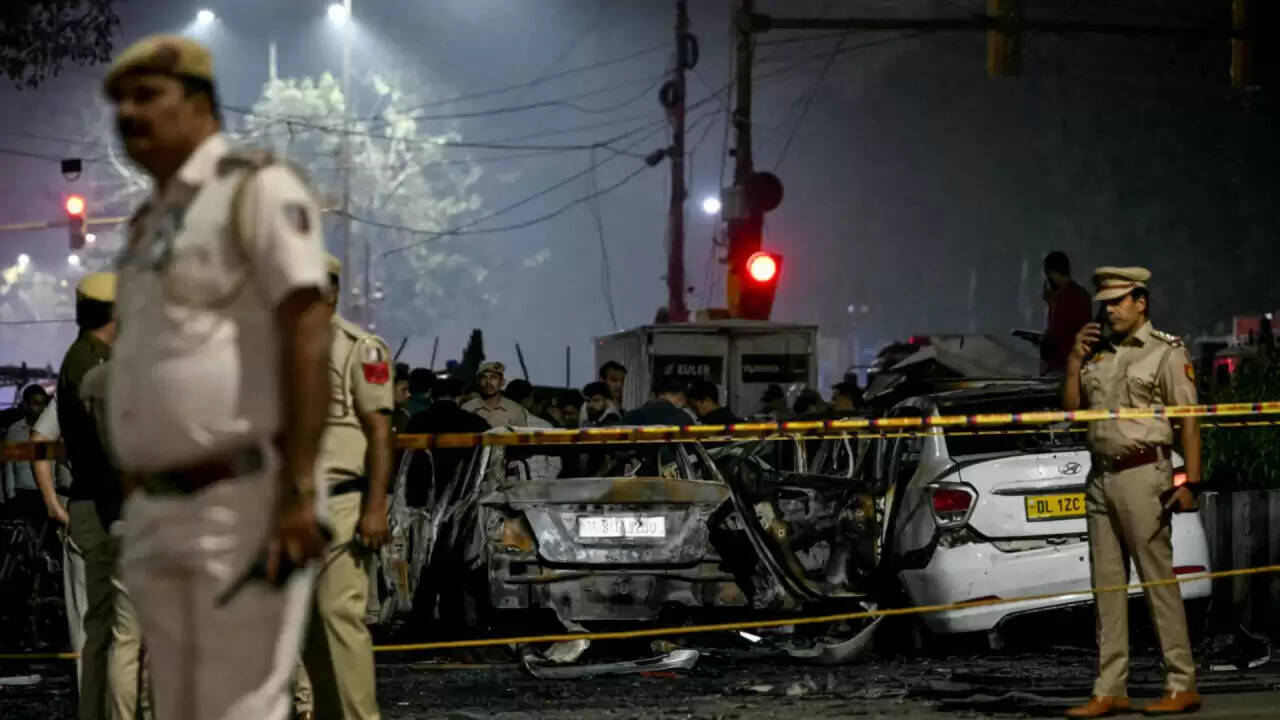 दिल्ली में लाल किला मेट्रो स्टेशन के पास विस्फोट: आठ लोगों की मौत, सुरक्षा एजेंसियों ने शुरू की जांच