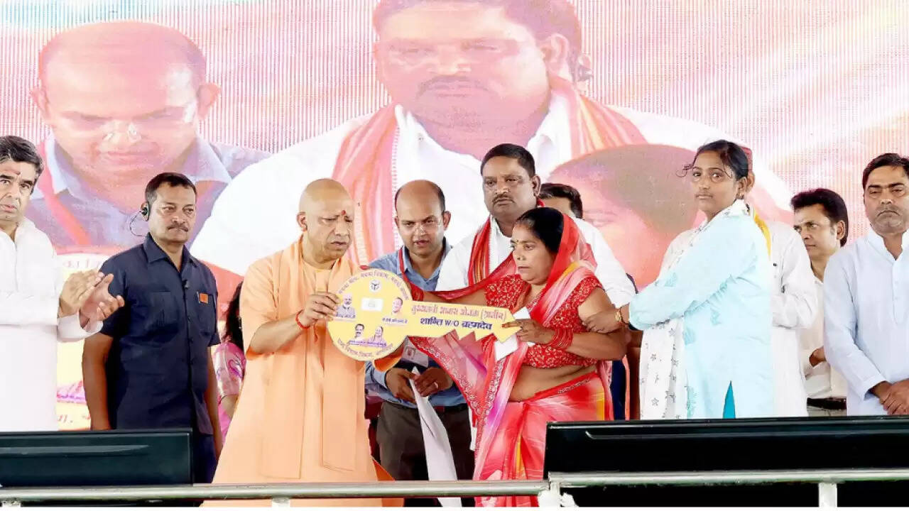 योगी आदित्यनाथ का बलरामपुर दौरा: विकास परियोजनाओं का उद्घाटन और सुरक्षा पर सख्त संदेश