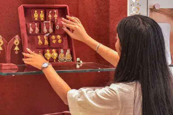 सोने और चांदी की कीमतों में गिरावट, कच्चे तेल की बढ़ती कीमतें बनीं कारण