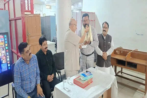 अंतर्राष्ट्रीय डाक दिवस पर खन्ना ने डाक विभाग के योगदान की सराहना की