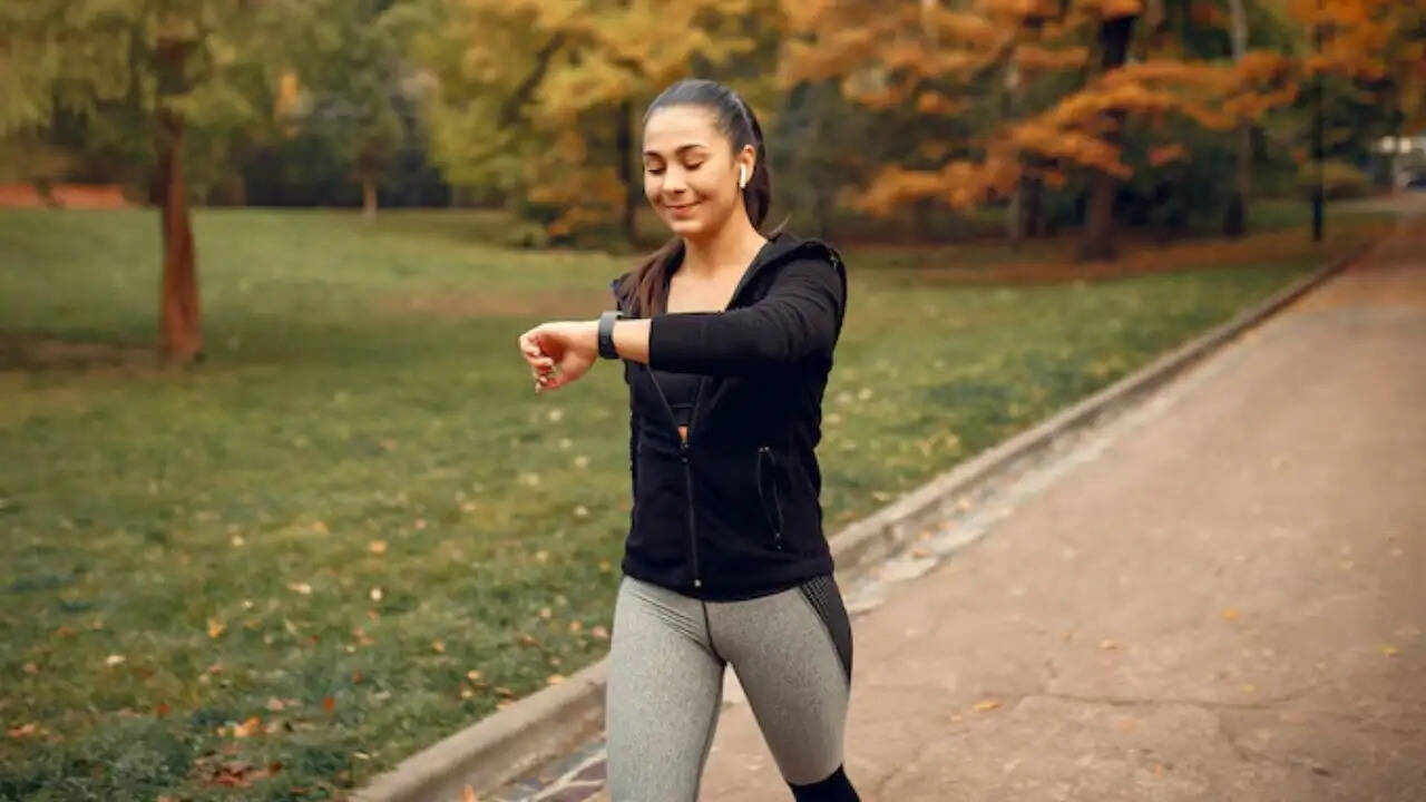 खाने के बाद चलने के फायदे: सेहत के लिए 10 मिनट का महत्व