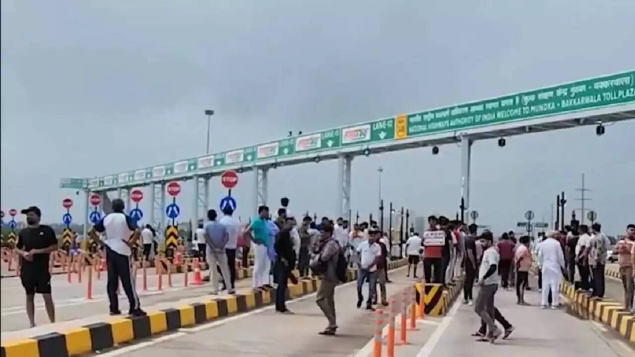 दिल्ली के यूईआर-2 टोल प्लाज़ा पर बवाल: ग्रामीणों का गुस्सा बढ़ा