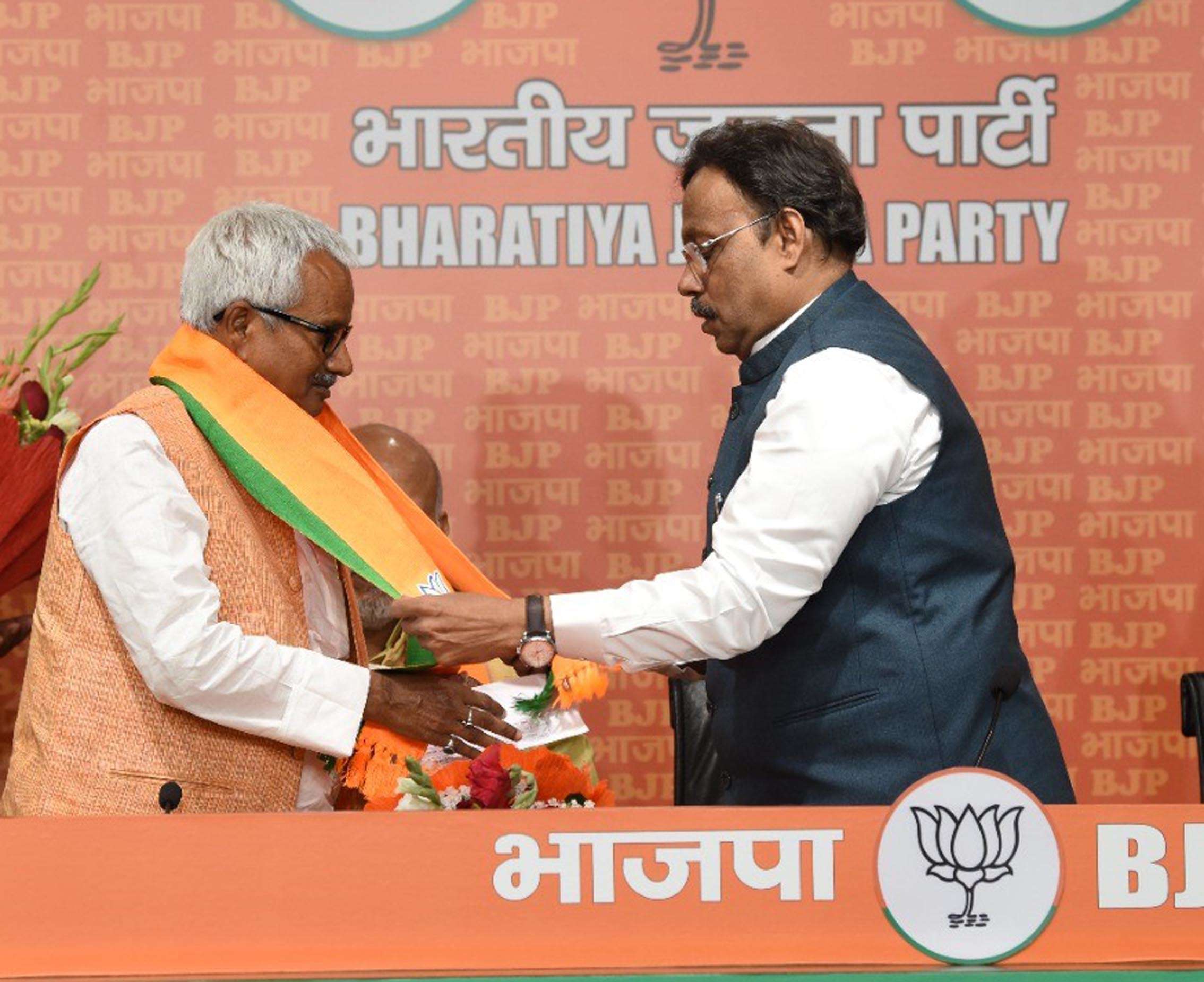 बीजेपी महासचिव विनोद तावड़े की मौजूदगी में कांग्रेस नेता गौरव वल्लभ,अनिल शर्मा और पूर्व राजद नेता उपेंद्र प्रसाद बीजेपी में शामिल हो गए।