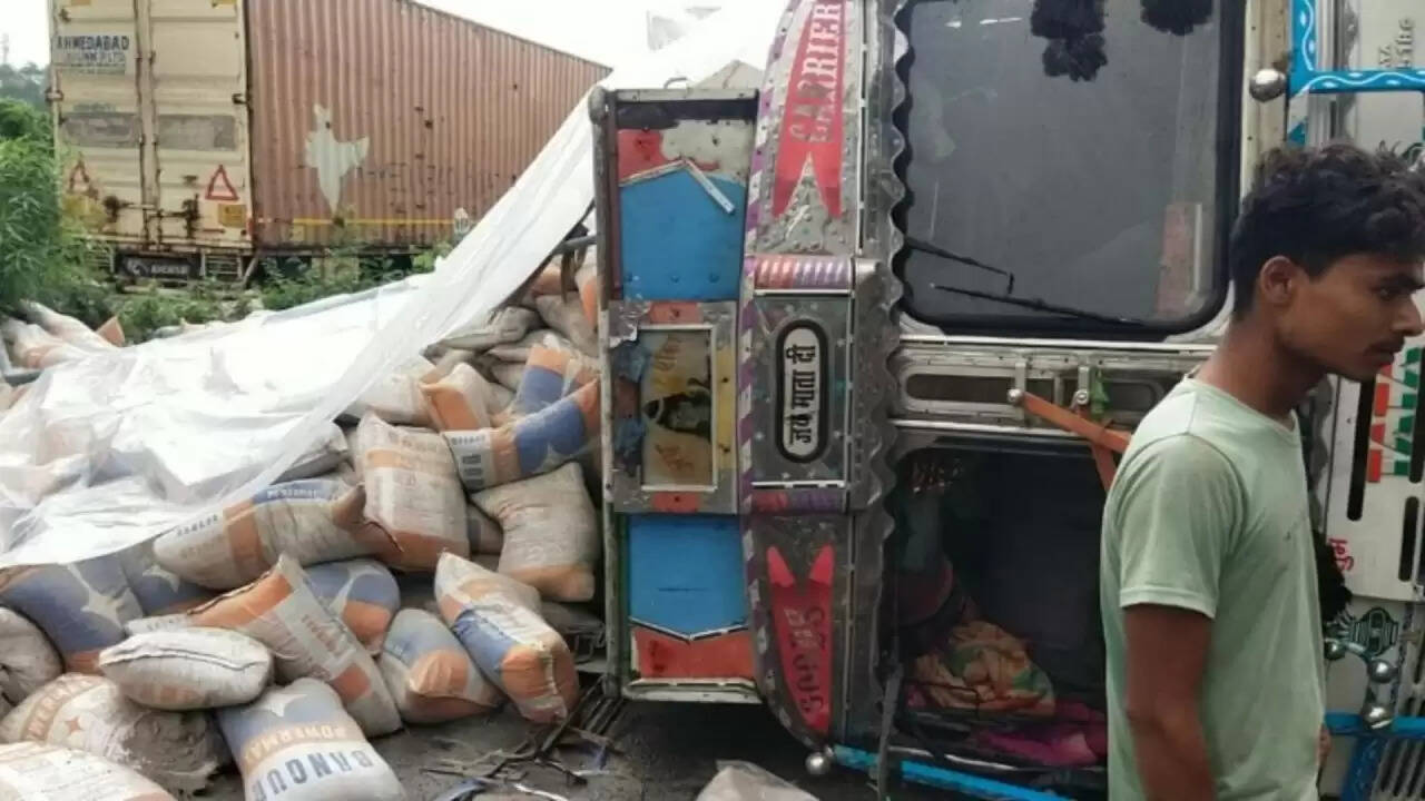 झाबुआ में दर्दनाक सड़क हादसा: एक ही परिवार के 9 सदस्यों की गई जान