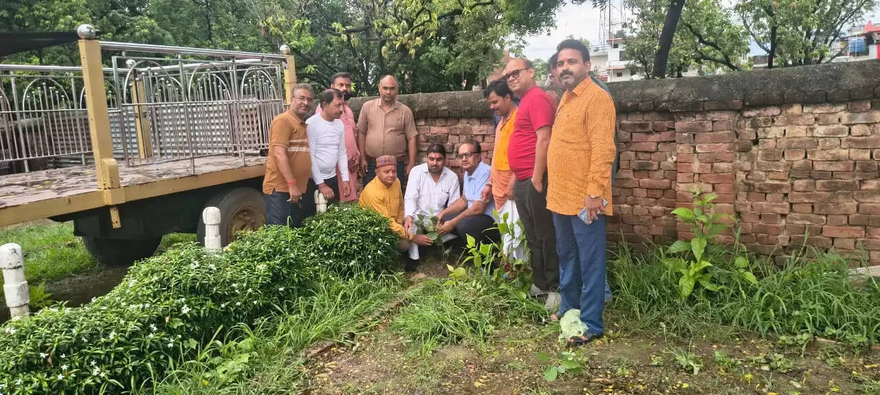 उत्तर प्रदेश में 'एक पेड़ माँ के नाम 2.0' अभियान के तहत पौधारोपण कार्यक्रम