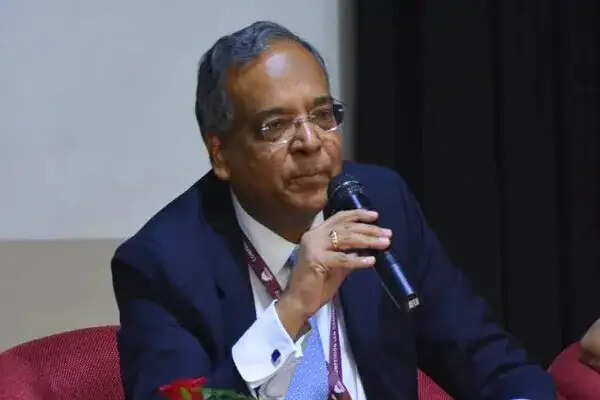 दिल्ली में आग लगने से पूर्व IAS अधिकारी धनेंद्र कुमार का निधन