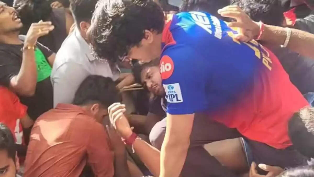 आरसीबी ने आईपीएल 2025 का खिताब जीता, विजय परेड में भगदड़