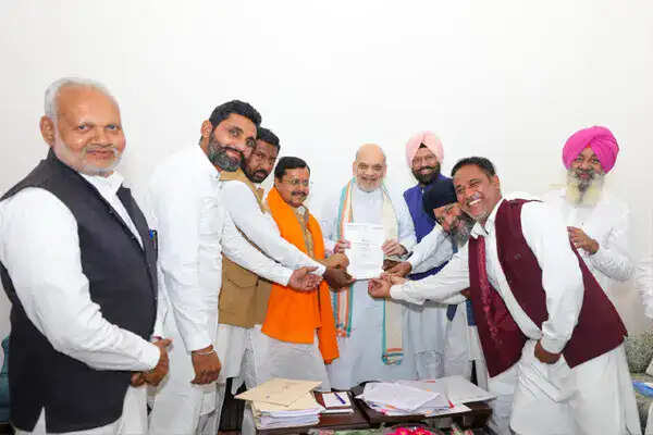 किसानों के लिए जमीन मालिकाना हक की मांग, अमित शाह से हुई महत्वपूर्ण बैठक