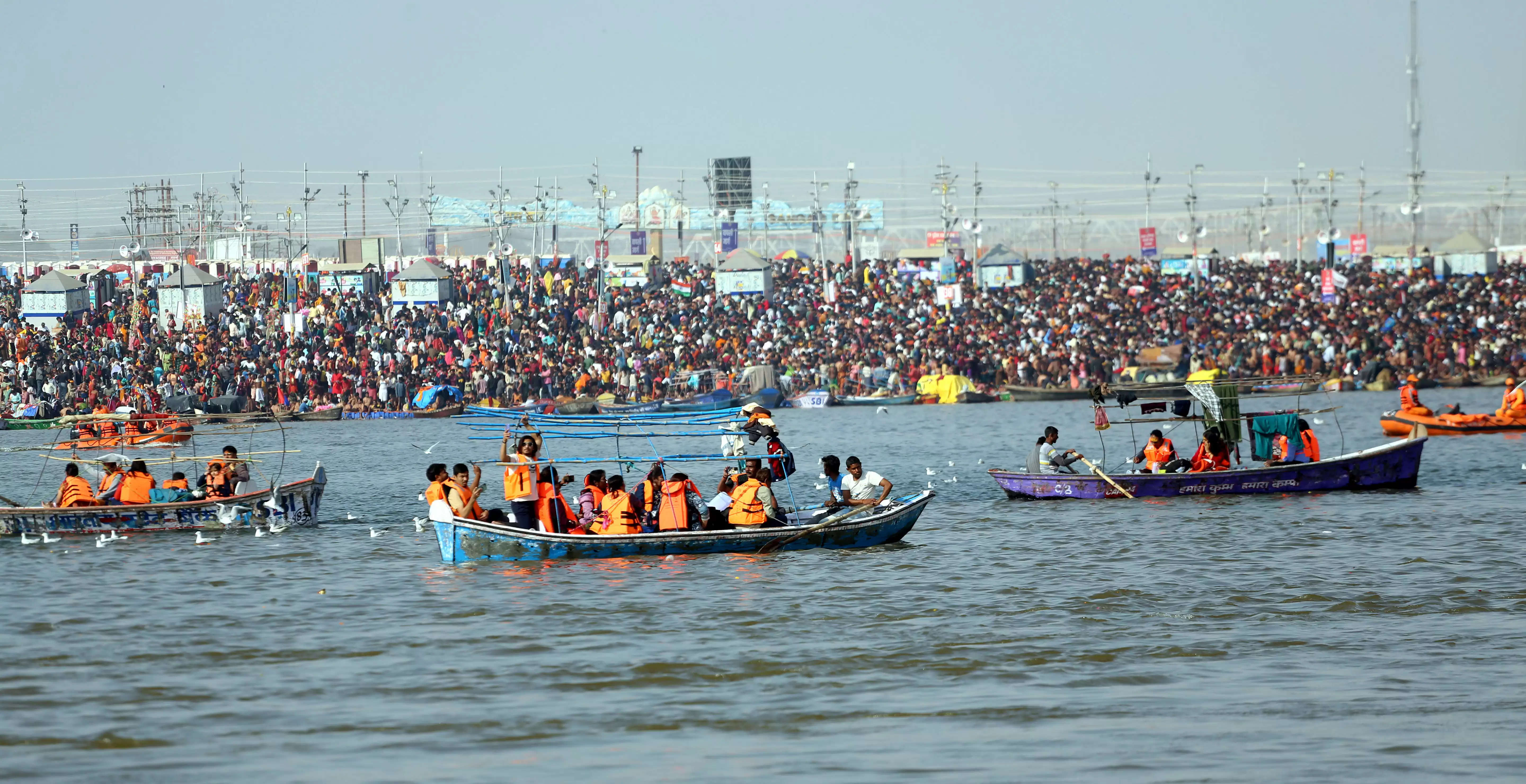 महाकुम्भ में स्नान करने आये श्रद्वालु नाव से संगम का नजारा देखते