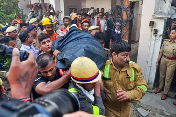 लखनऊ में आग लगने से 15 लोगों की मौत, प्रशासन ने की कार्रवाई