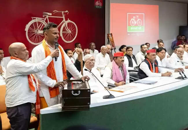 अखिलेश यादव ने इटावा में दुर्व्यवहार पर भाजपा को घेरा