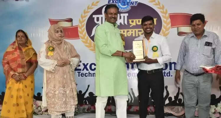 प्रयागराज में आकाश वर्मा को सम्मानित किया गया, परिवार का गर्व बढ़ाया