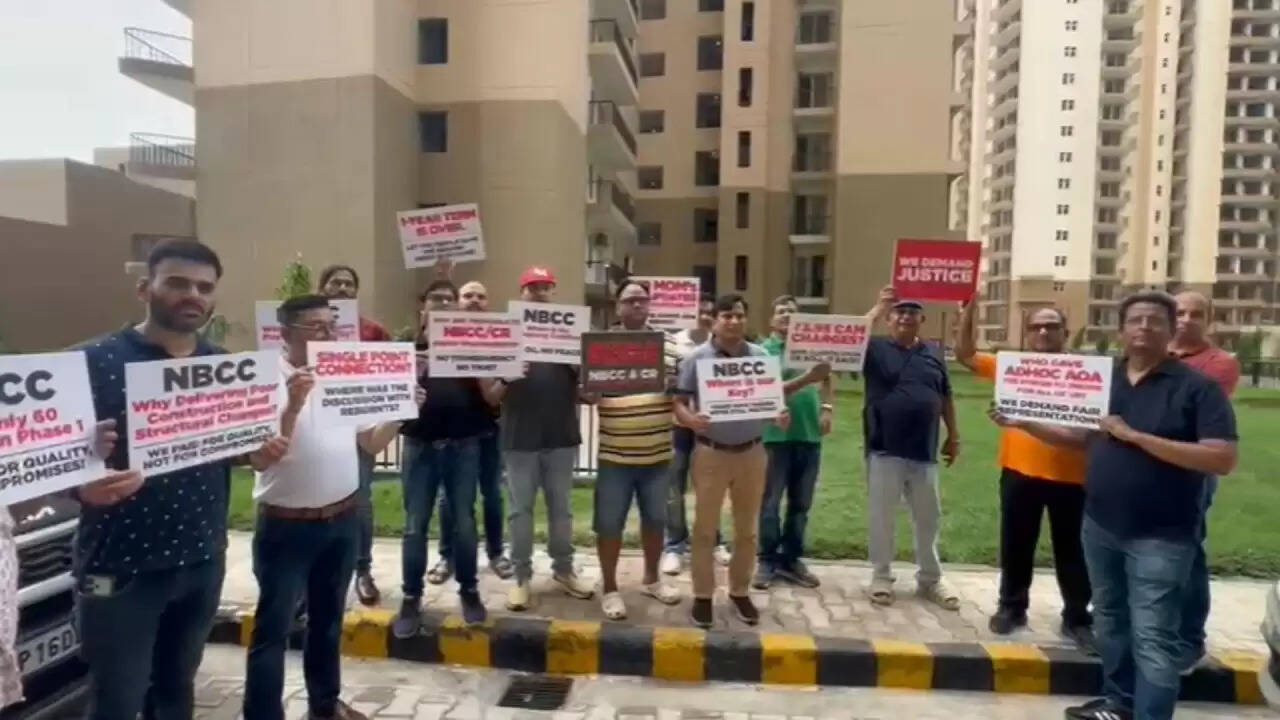 आम्रपाली हार्टबीट सिटी: सपनों के महल की चाभियां कहां हैं?