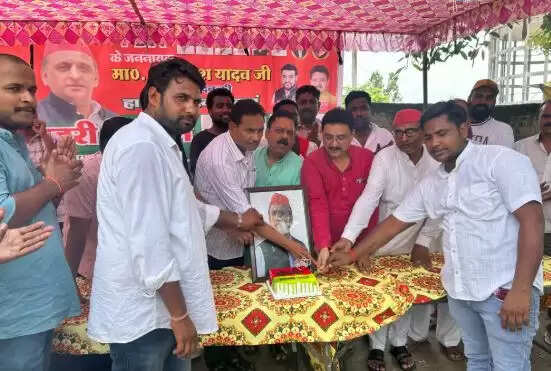 अखिलेश यादव का 52वां जन्मदिन धूमधाम से मनाया गया