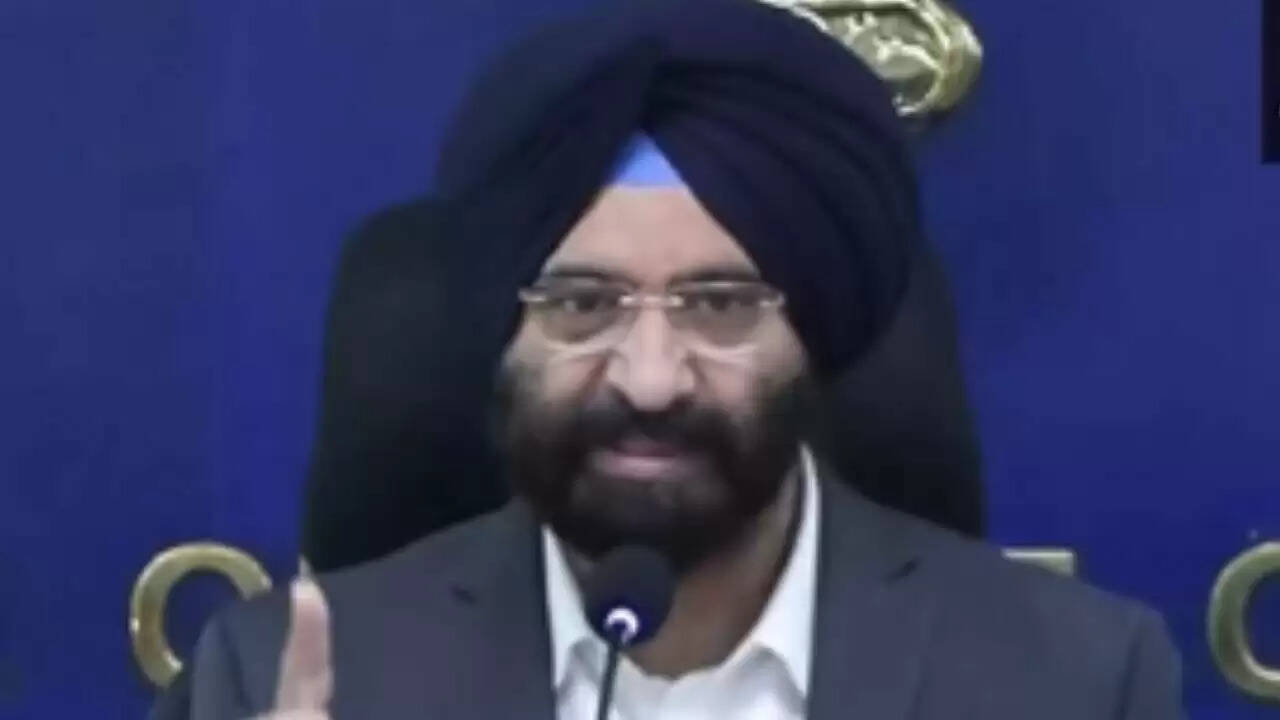 दिल्ली में प्रदूषण पर सियासी बहस: मंत्री ने मांगी माफी