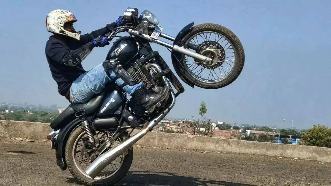 दिल्ली में बाइक स्टंट का वीडियो हुआ वायरल, पुलिस ने की कार्रवाई