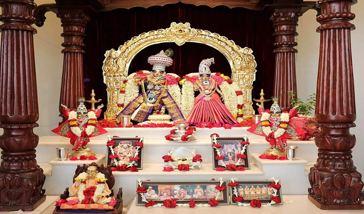 घर के मंदिर में कपड़े के रंग का महत्व और सही चयन