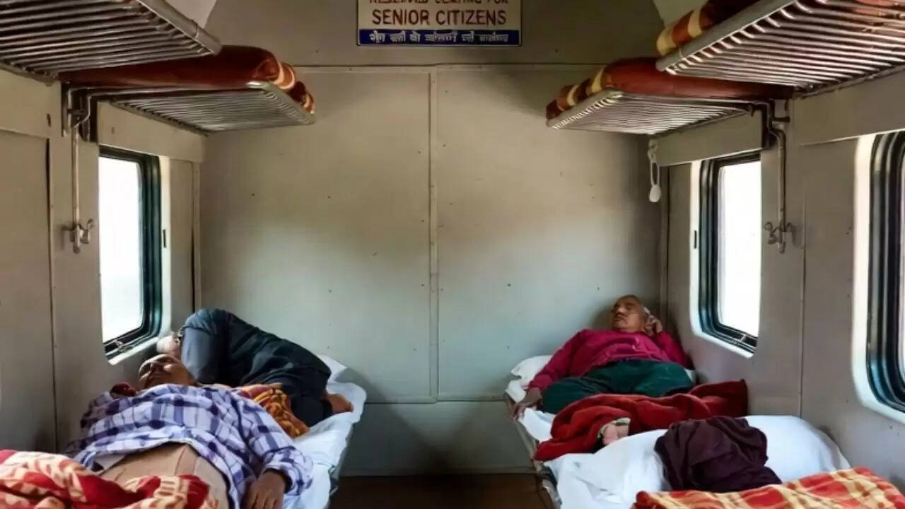 वरिष्ठ नागरिकों के लिए ट्रेन यात्रा में निचली बर्थ पाने के उपाय