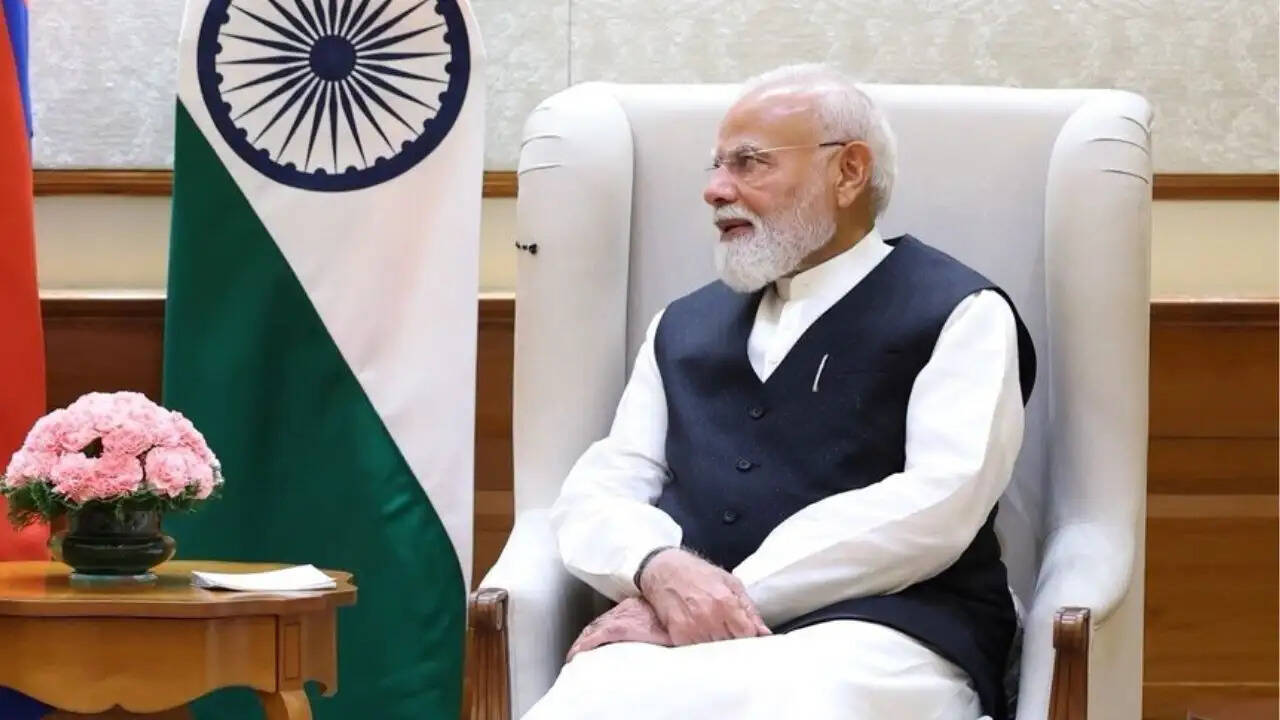 PM मोदी की आर्थिक सलाहकार परिषद की बैठक: वैश्विक चुनौतियों के बीच विकास की रणनीतियाँ