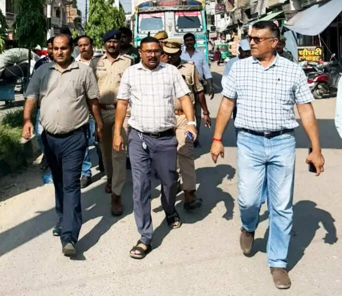 सोनौली में व्यापारियों का आक्रोश, हाईवे कट बंद करने पर आंदोलन की चेतावनी