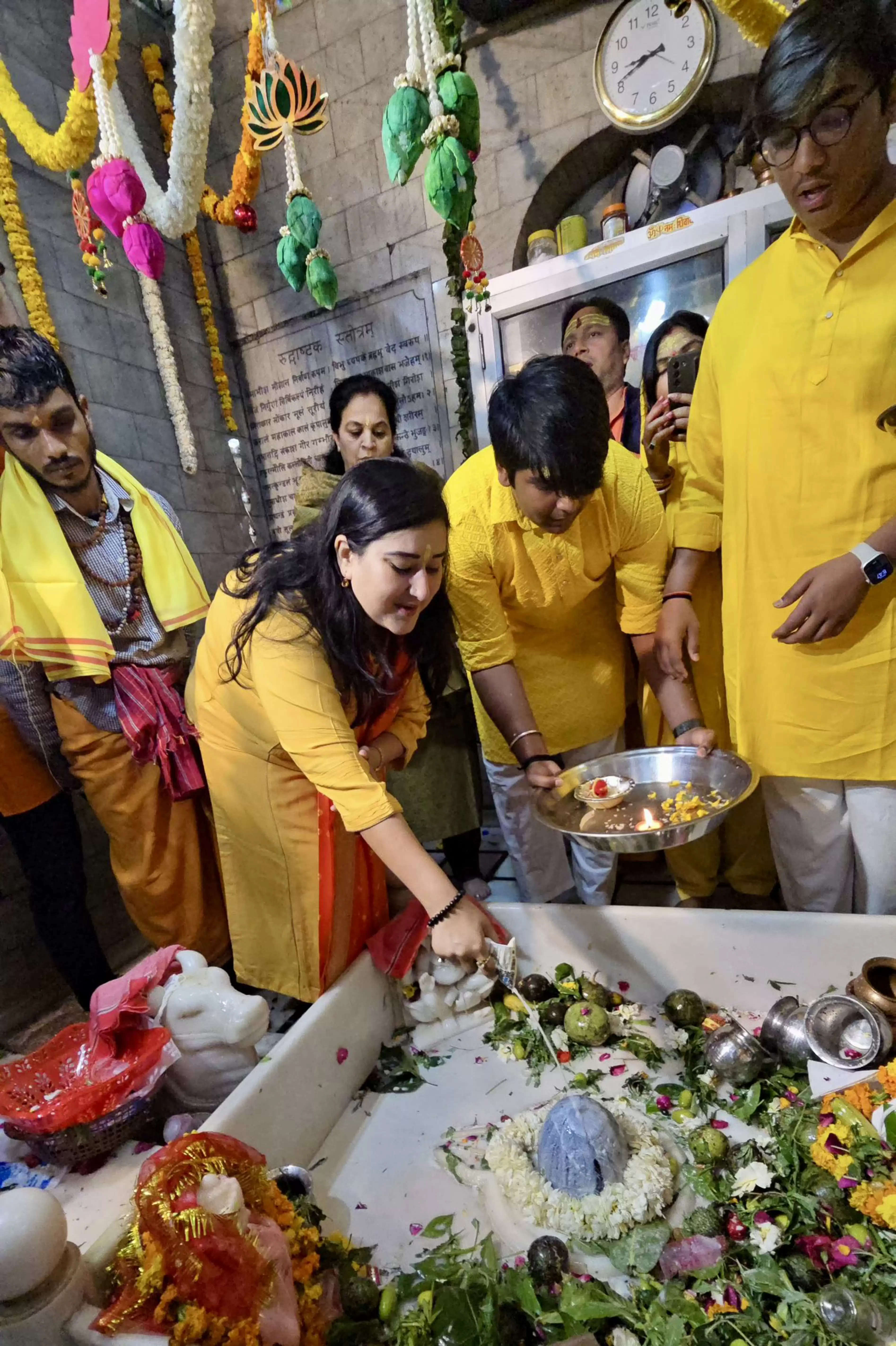 महाशिवरात्रि के पावन अवसर पर कनॉट प्लेस स्थित प्राचीन शिव मंदिर और महर्षि वाल्मीकि मंदिर में भगवान भोलेनाथ का अभिषेक एवं पूजन करती सांसद बांसुरी स्वराज।