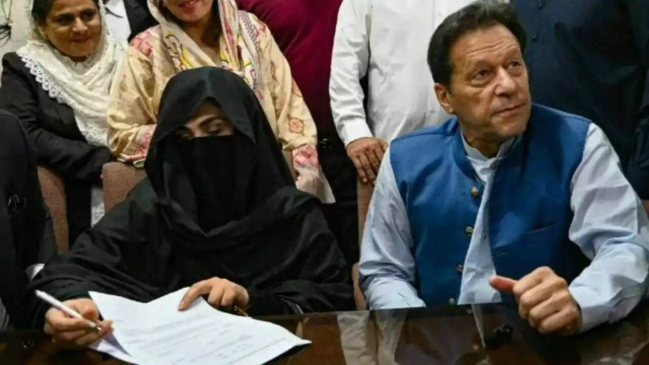 इमरान खान और बुशरा बीबी को भ्रष्टाचार मामले में 17 साल की सजा