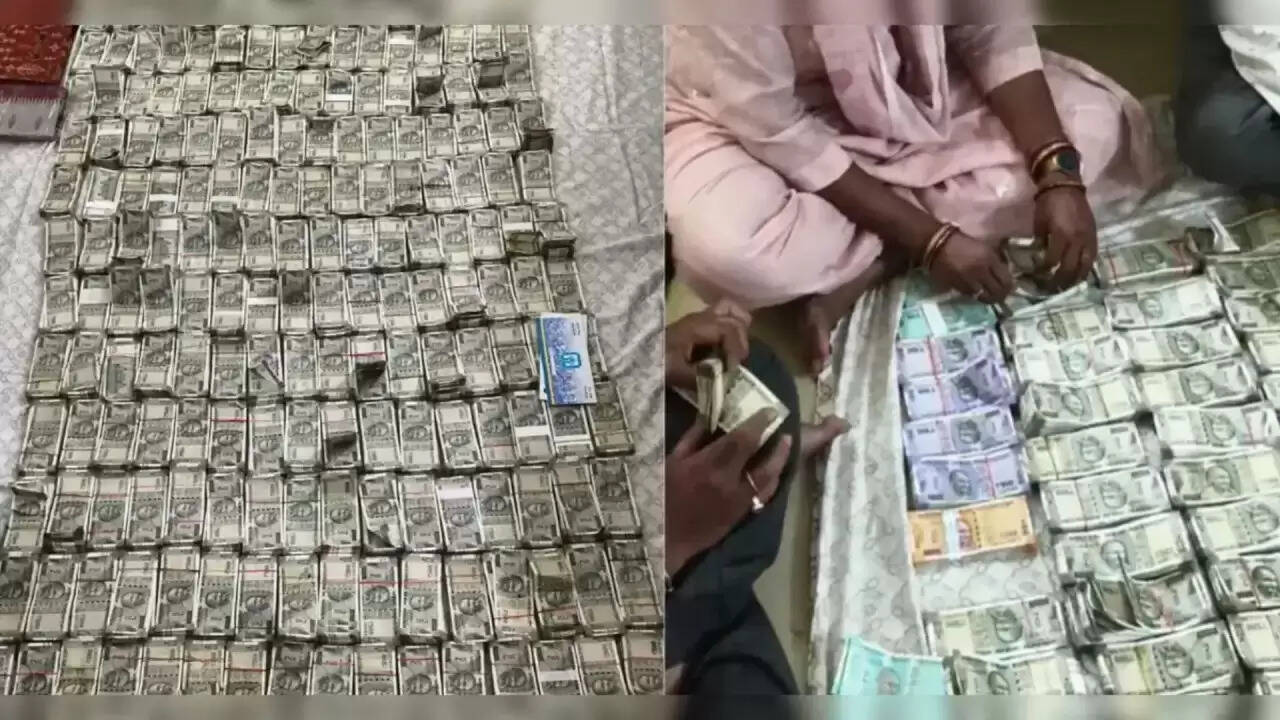 भुवनेश्वर में मुख्य अभियंता पर छापा: ₹2.1 करोड़ की नकदी फेंकने का मामला