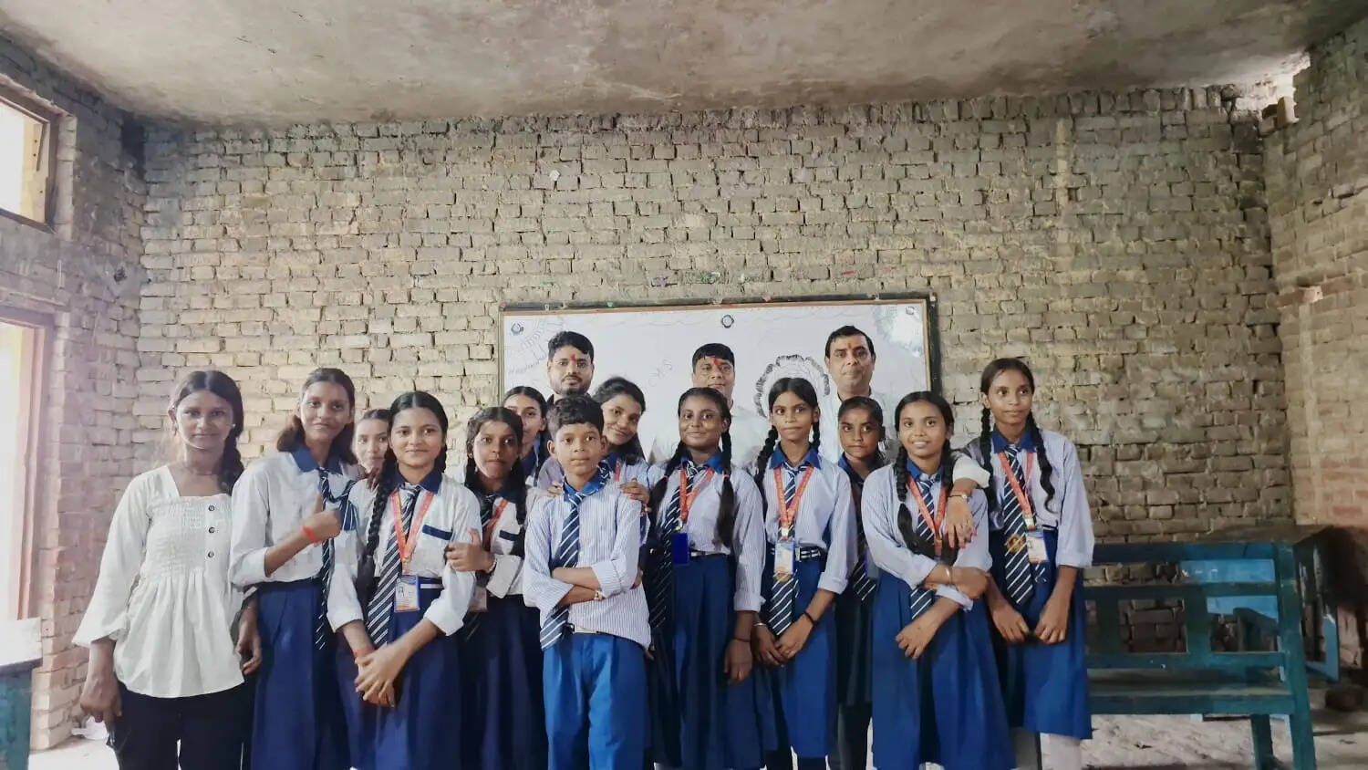 शिक्षक दिवस पर आदर्श जूनियर हाई स्कूल में मनाया गया उत्सव