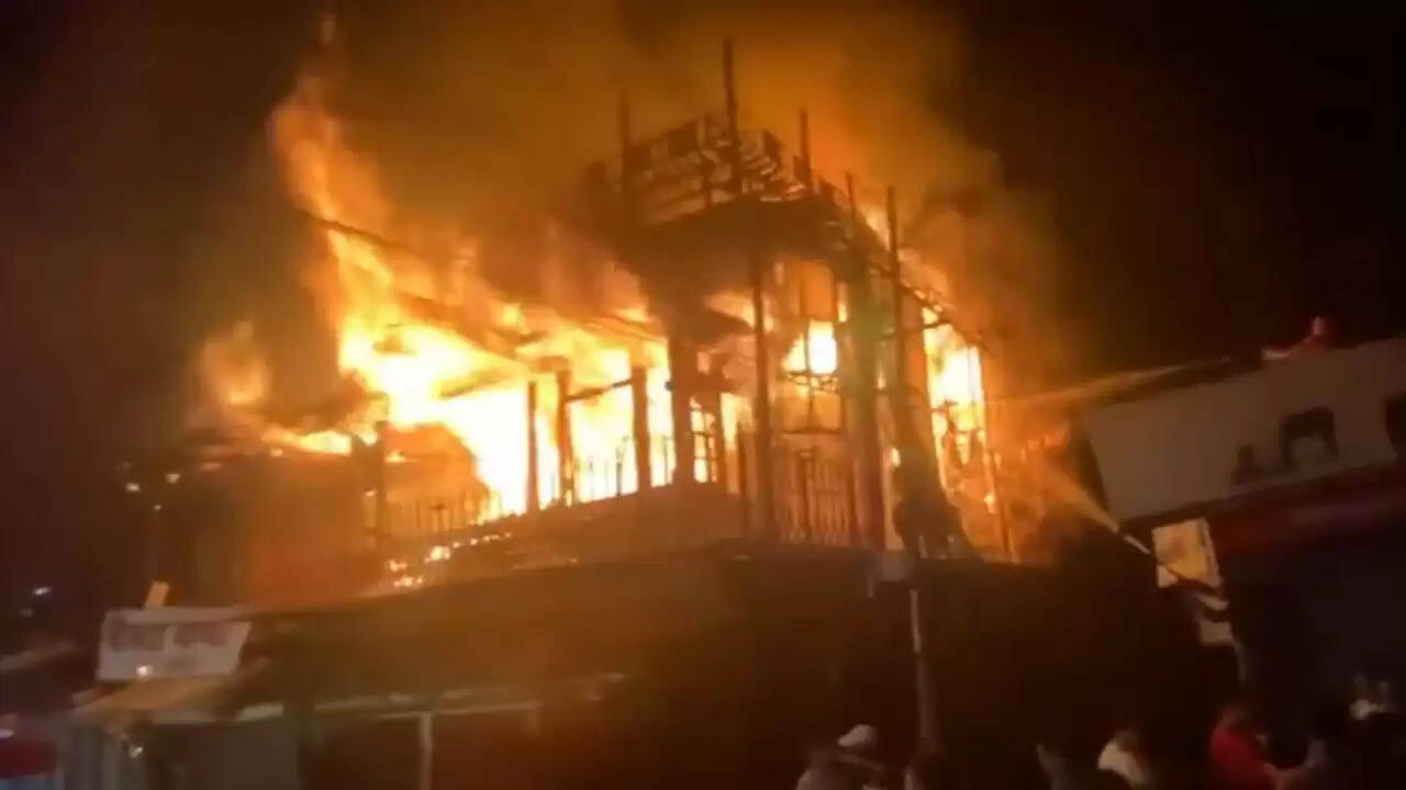 उत्तराखंड में बहुमंजिला इमारत में आग, एक व्यक्ति की मौत