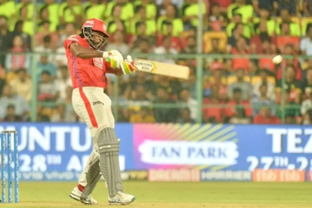 टी20 क्रिकेट में बाउंड्री के साथ शतक लगाने वाले टॉप बल्लेबाज