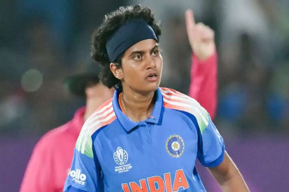 आंध्र प्रदेश सरकार ने महिला क्रिकेटर श्री चरणी को सम्मानित किया