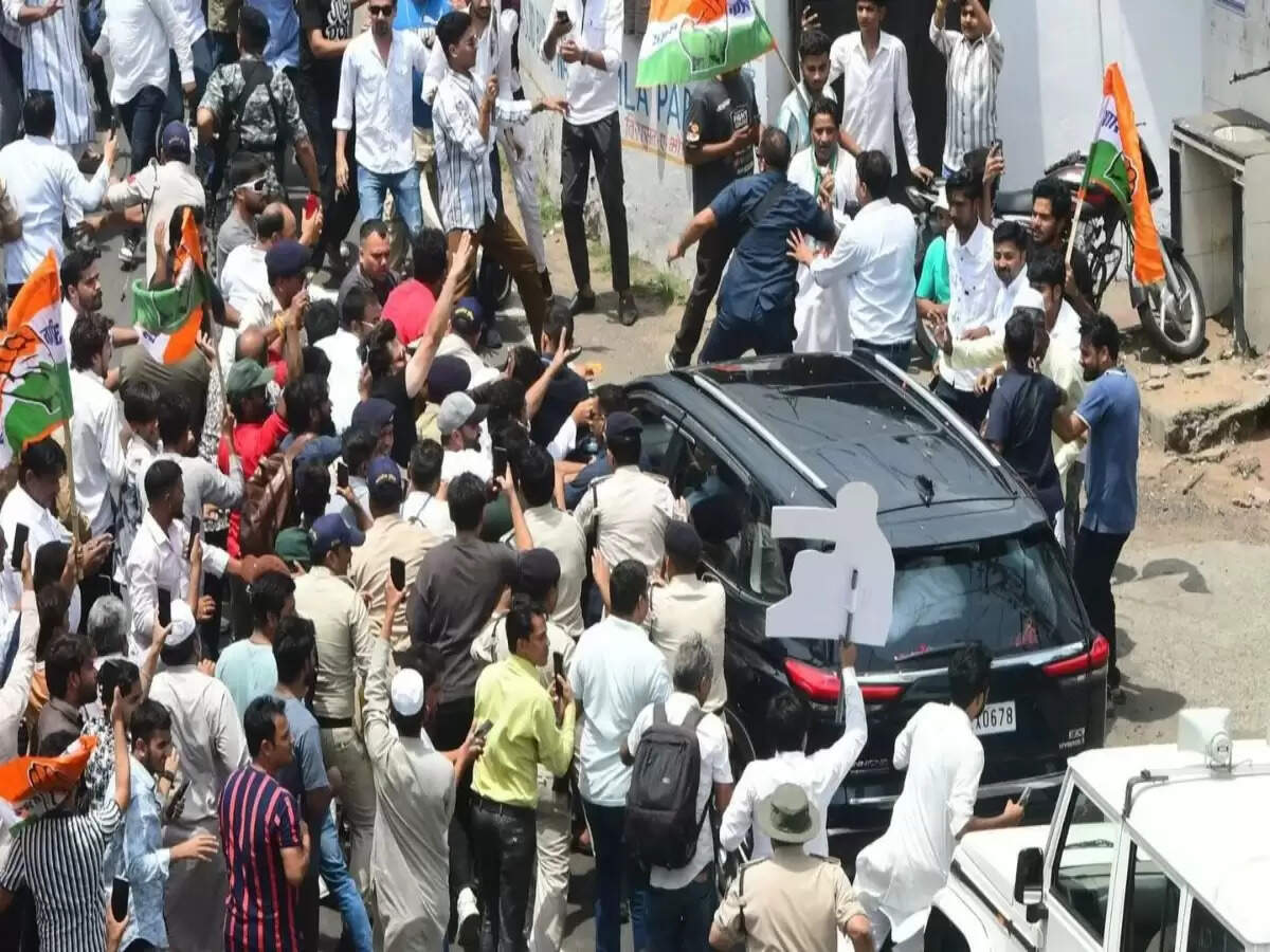 राहुल गांधी की गाड़ी को रोकने पर कांग्रेस कार्यकर्ताओं के बीच तनाव