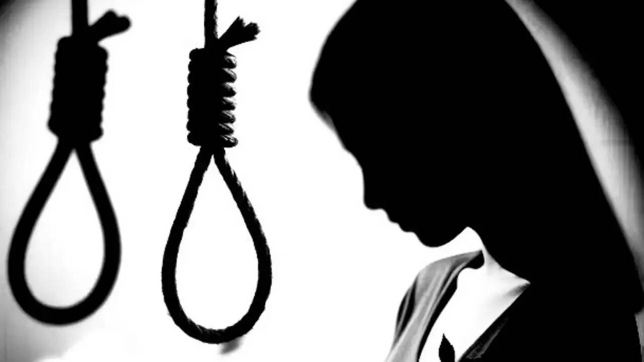 ग्रेटर नोएडा में छात्रा की आत्महत्या: क्या स्कूल प्रशासन की पूछताछ ने बढ़ाई मानसिक तनाव?