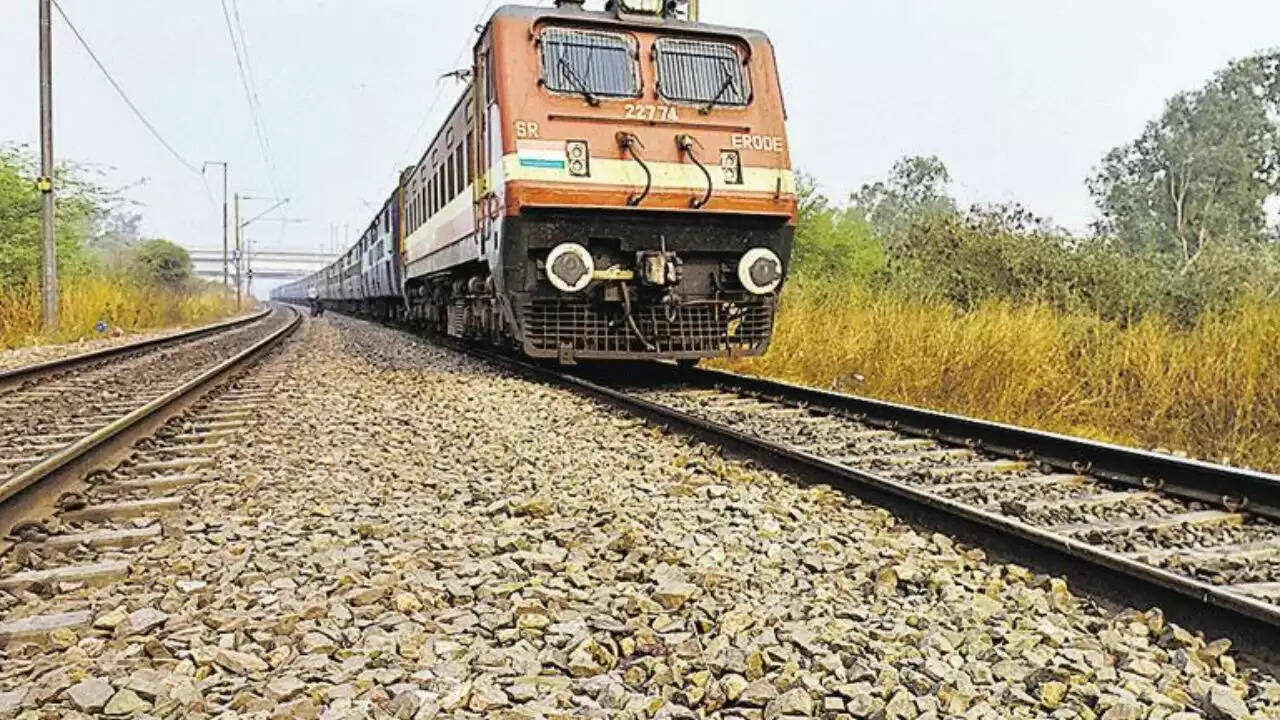 हरियाणा में पिता ने बच्चों के साथ ट्रेन के आगे कूदकर दी जान: जानें क्या है मामला