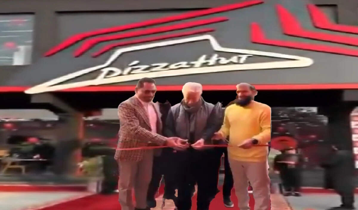 पाकिस्तान में पिज्जा हट का फर्जी उद्घाटन: रक्षा मंत्री की किरकिरी