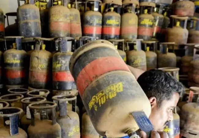 कमर्शियल LPG सिलेंडरों की कीमतों में वृद्धि, दिल्ली में ₹3113.50 तक पहुंची