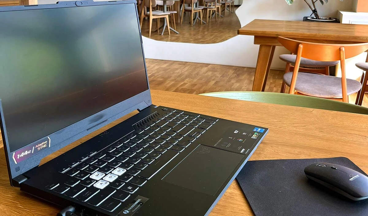 लैपटॉप चार्जिंग के बारे में जानें: सही तरीके और सावधानियाँ