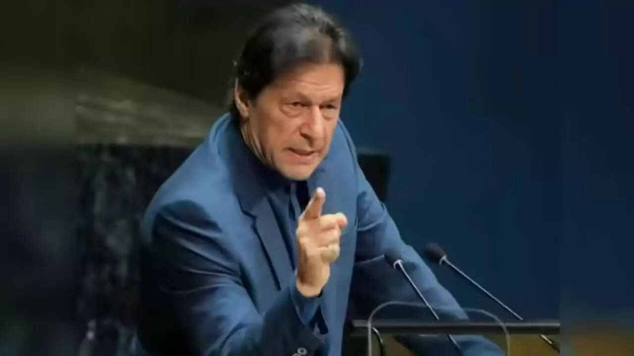 पाकिस्तान में इमरान खान और सेना के बीच बढ़ता तनाव