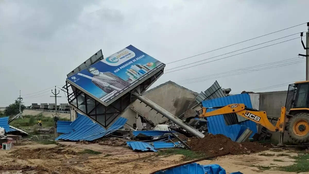 ग्रेटर नोएडा में अतिक्रमण के खिलाफ बड़ी कार्रवाई, 100 करोड़ की जमीन हुई मुक्त