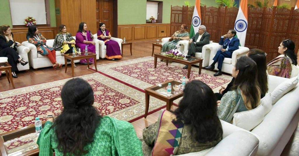 उपराष्ट्रपति निवास में उपराष्ट्रपति जगदीप धनखड़ से फिक्की महिला संगठन जम्मू-कश्मीर और लद्दाख चैप्टर के सदस्यों से बातचीत करते हुए।