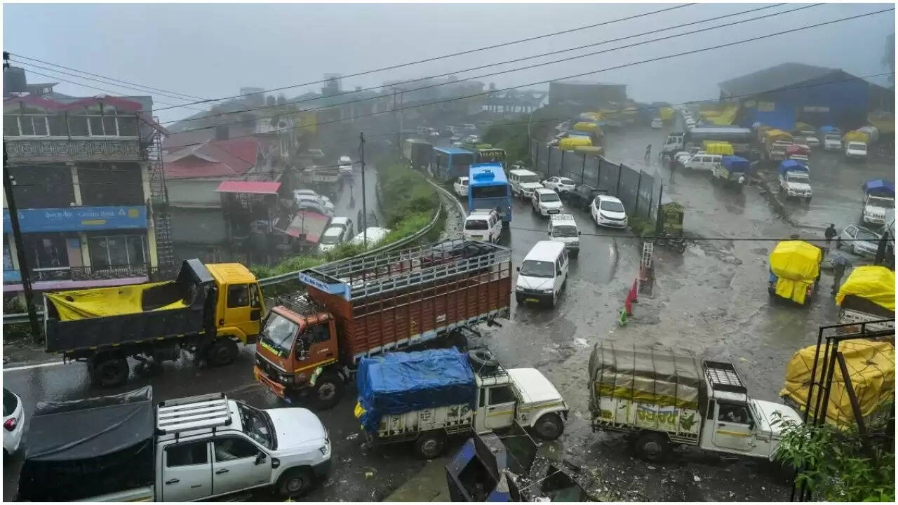 हिमाचल प्रदेश में बारिश और भूस्खलन से स्थिति गंभीर, 398 सड़कें बंद