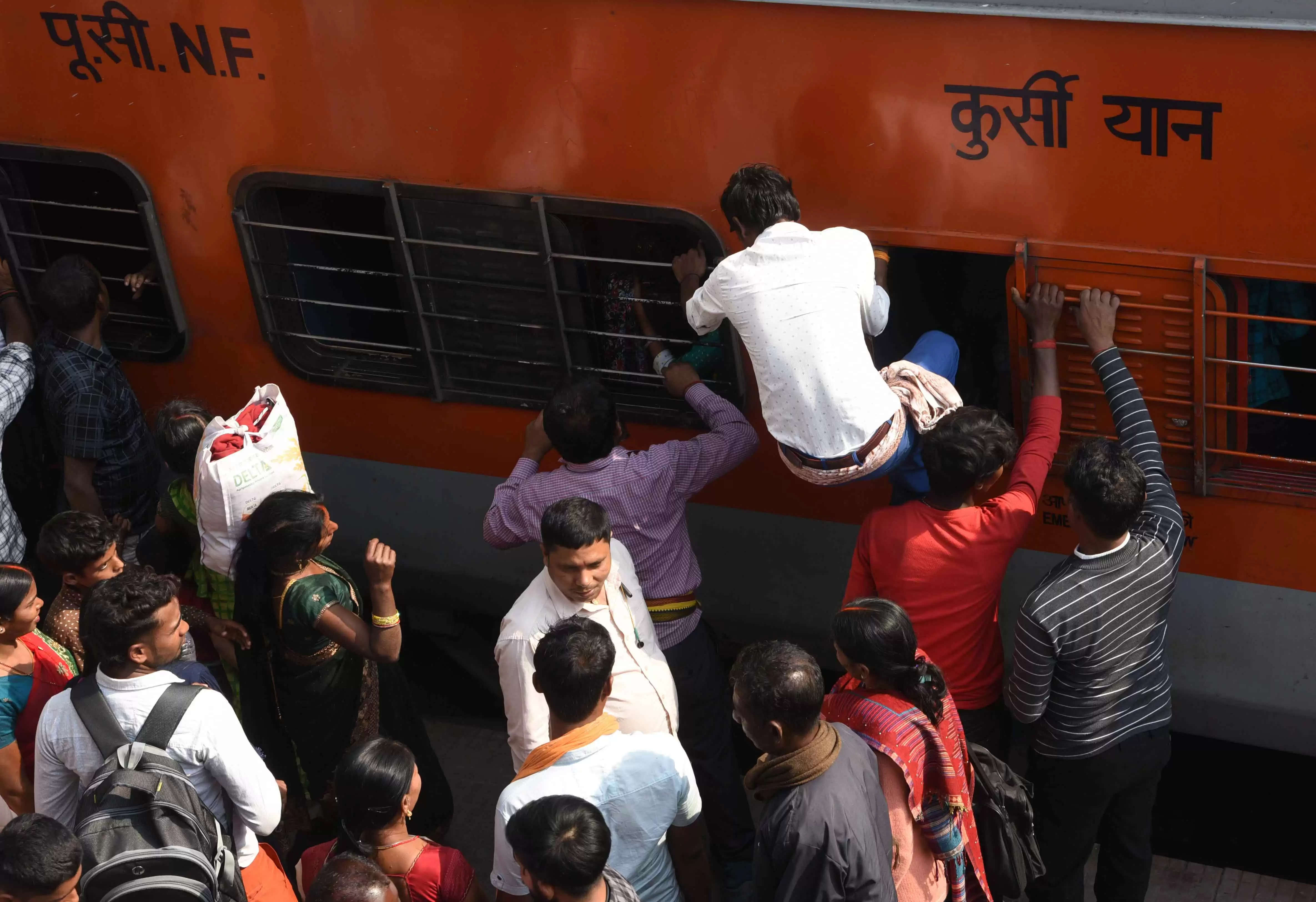 कई ट्रेनें रद्द होने से प्रयागराज में चल रहे महाकुंभ मेले में जाने के लिए यात्री आपातकालीन खिड़की से चढ़ने की कोशिश करते