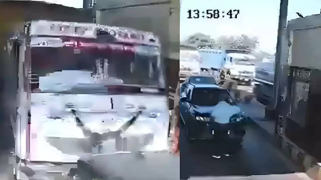 झांसी में सेमरी टोल प्लाजा पर भीषण सड़क हादसा, ट्रक ने कार को मारी टक्कर