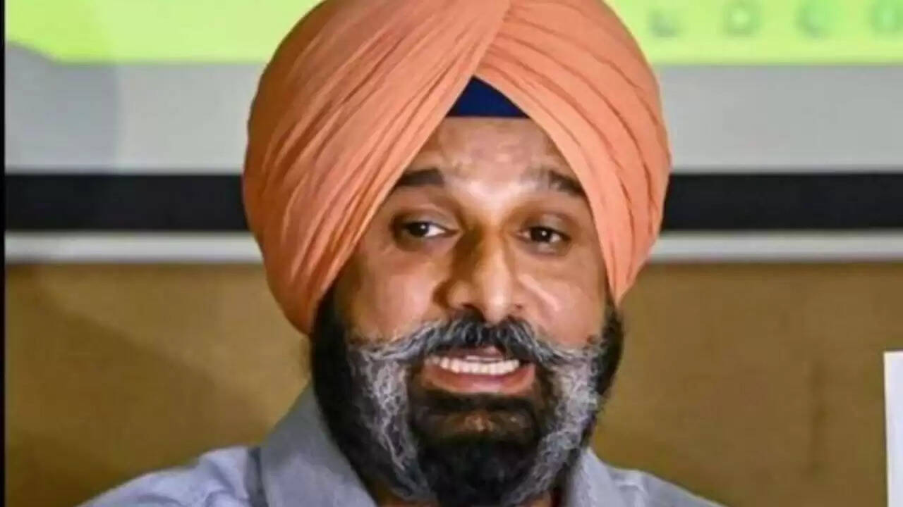 पंजाब के पूर्व मंत्री बिक्रम मजीठिया पर भ्रष्टाचार के आरोपों में मुकदमा चलाने की मंजूरी